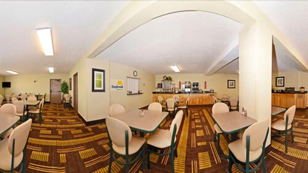 Days Inn By Wyndham Bismarck Exterior photo