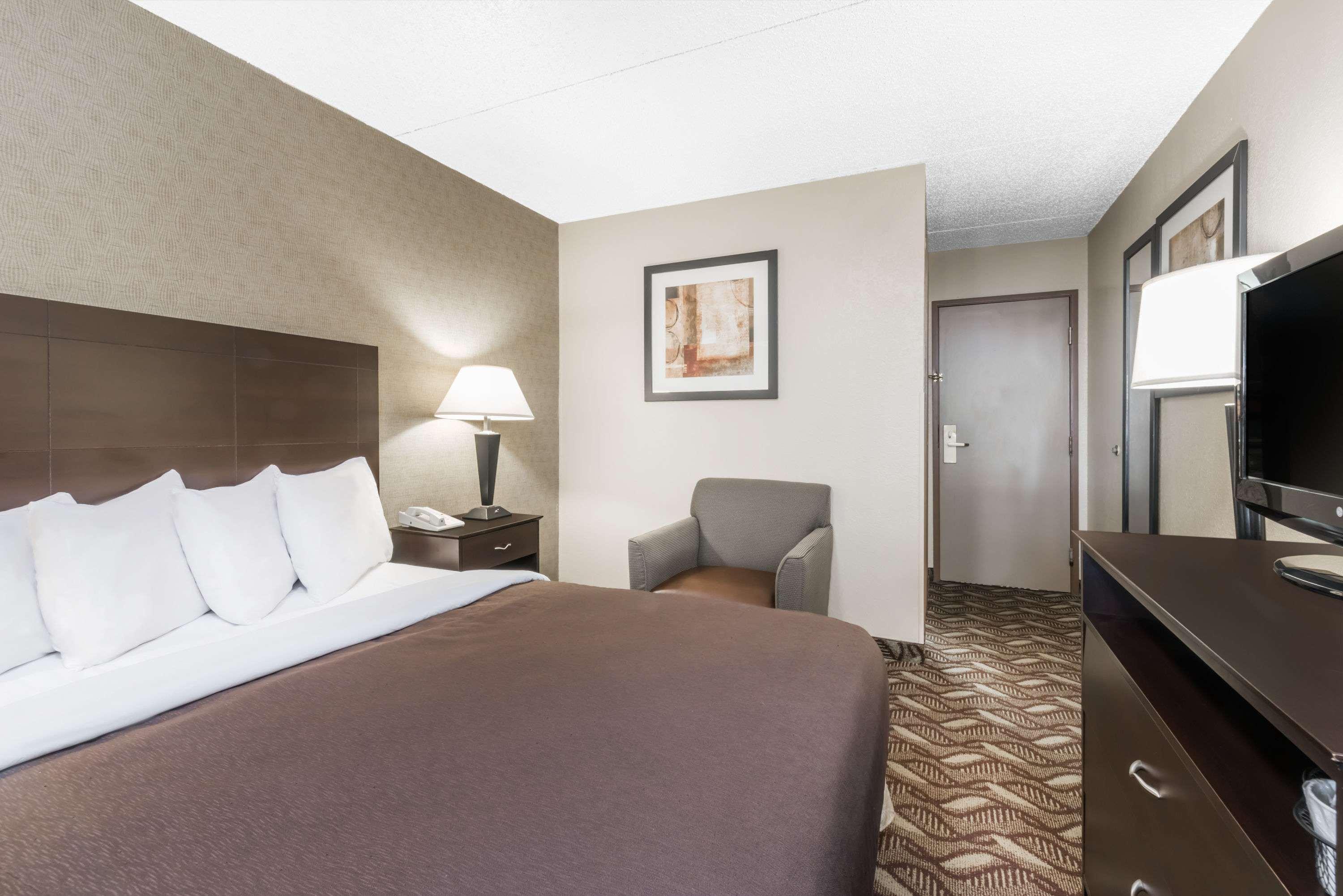 Days Inn By Wyndham Bismarck Exterior photo